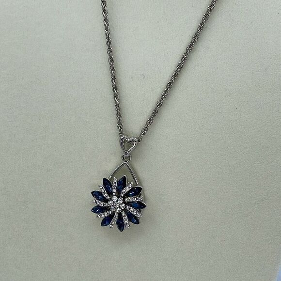Sapphire CZ’ large flower pendant on a long 21” rope chain - Picture 1 of 10